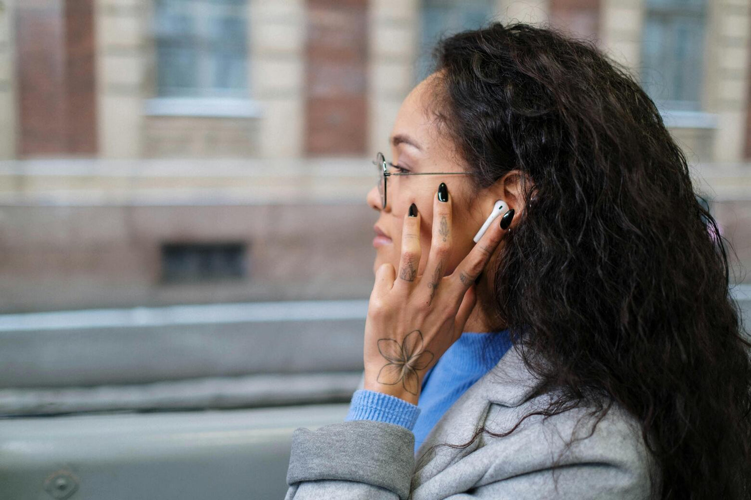 Balck girl listening music